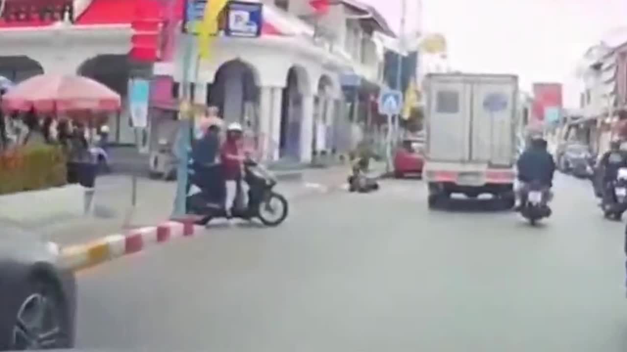 Hero cop performs CPR on American tourist who collapsed on street