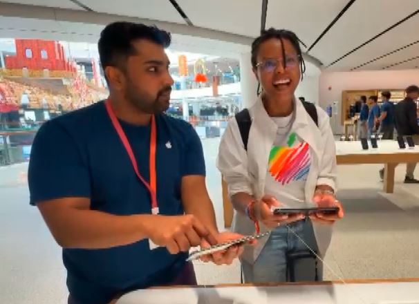 Apple iPhone duo goes on sale in India; Delhi buyers queue up at Saket ...