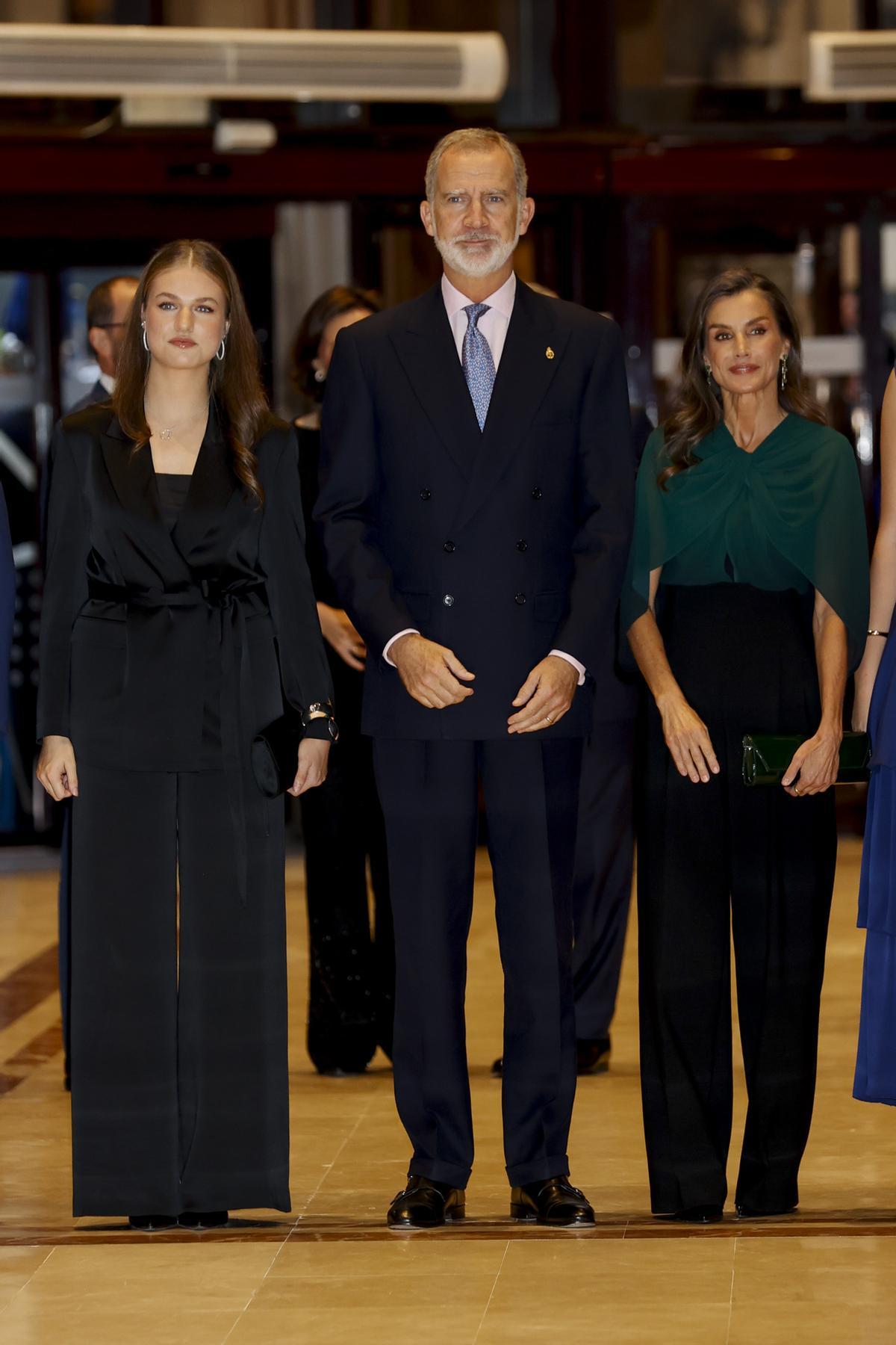 La reina Letizia se adelanta a todas y estrena la deseada capa de Elie ...