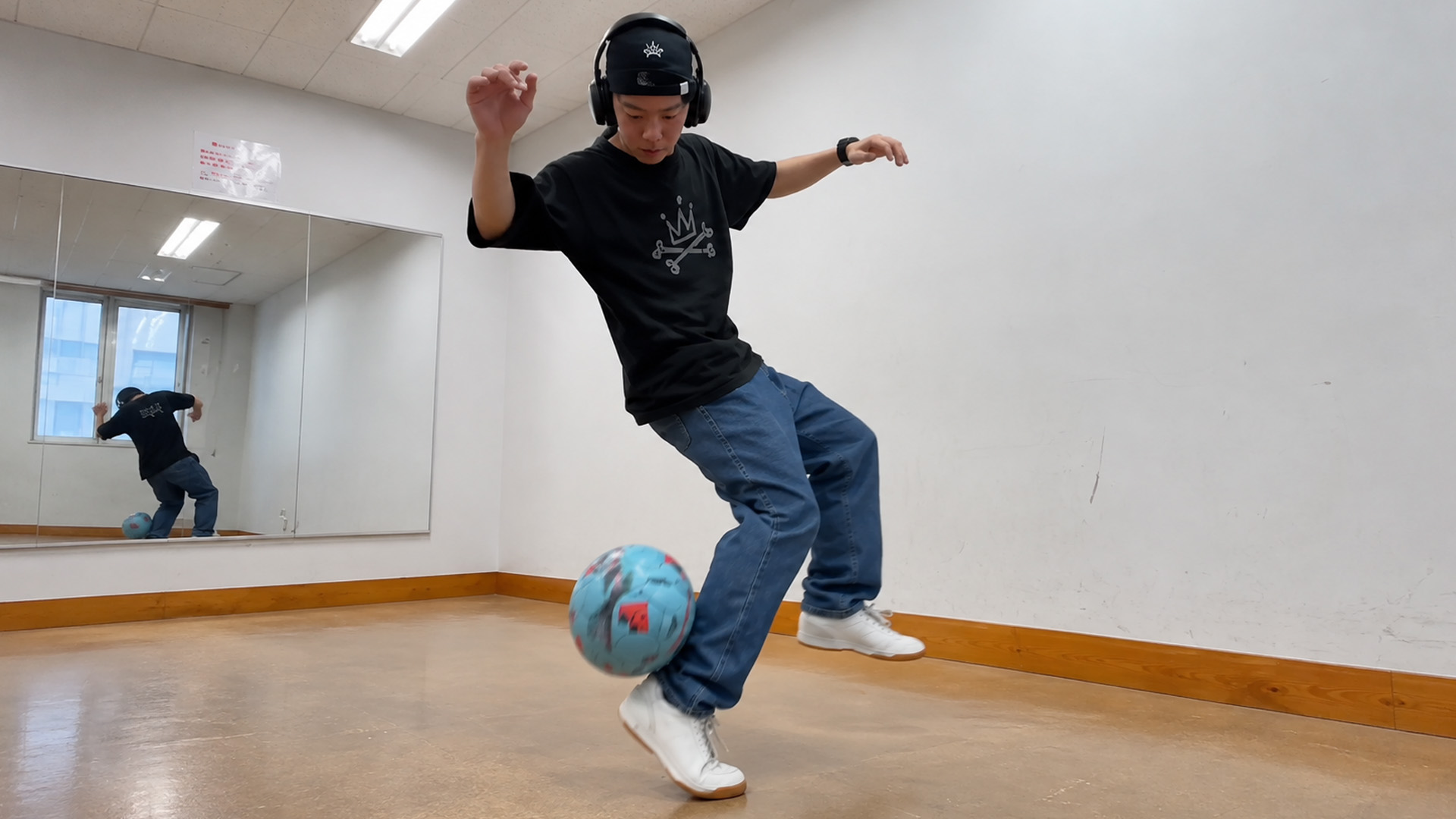 Deze freestyler laat geavanceerde voetbaltrucs moeiteloos lijken