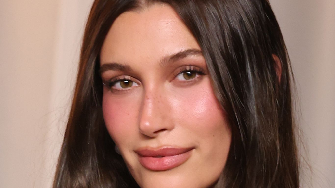 Hailey Bieber lance la tendance du « smart aging