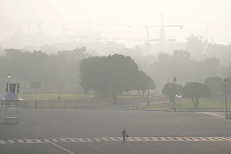 Delhi wakes up to poor air, above-normal minimum temperature