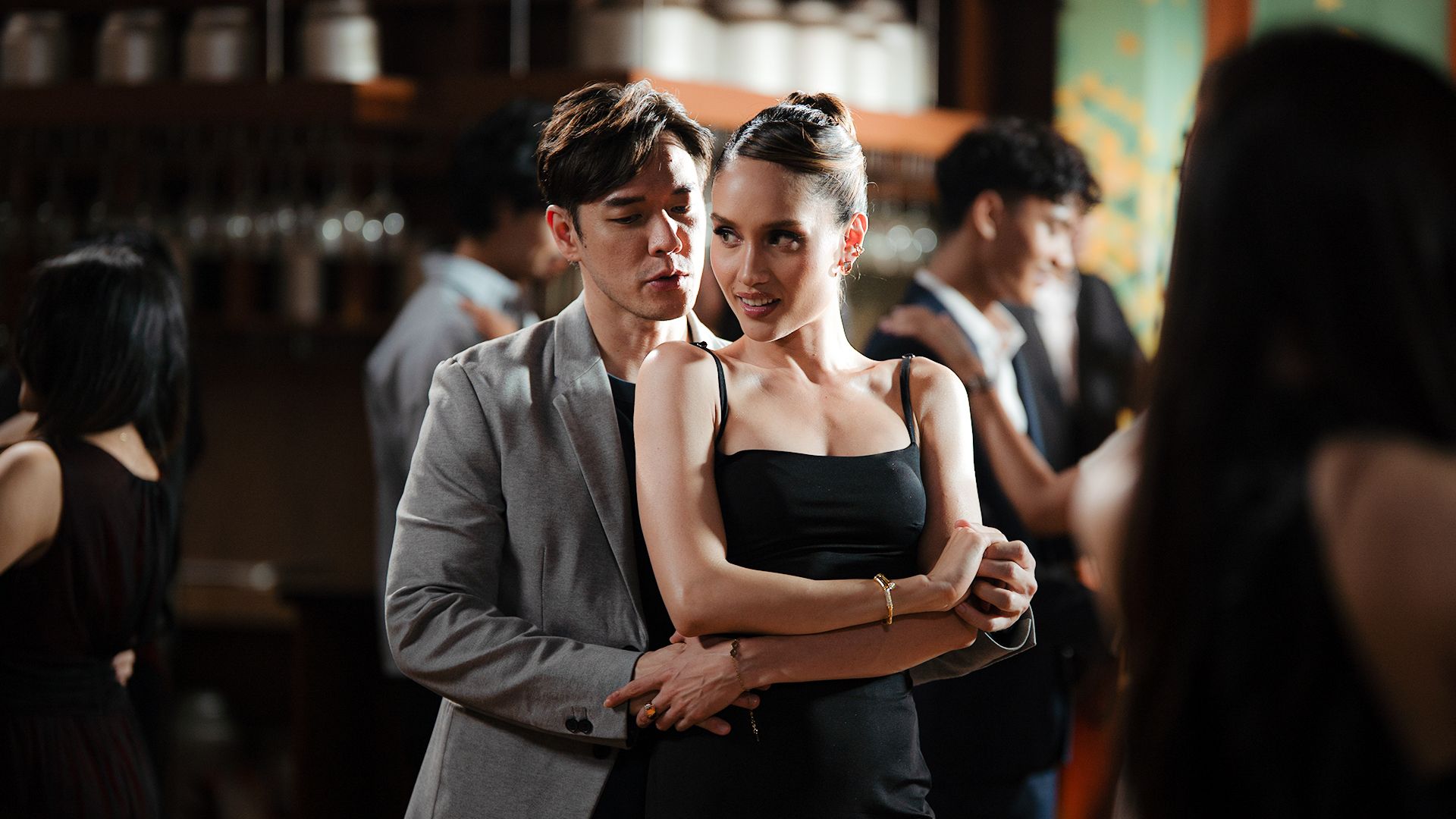 Di Sleeping with the Enemy, Cinta Laura tampilkan sisi tangguh ...