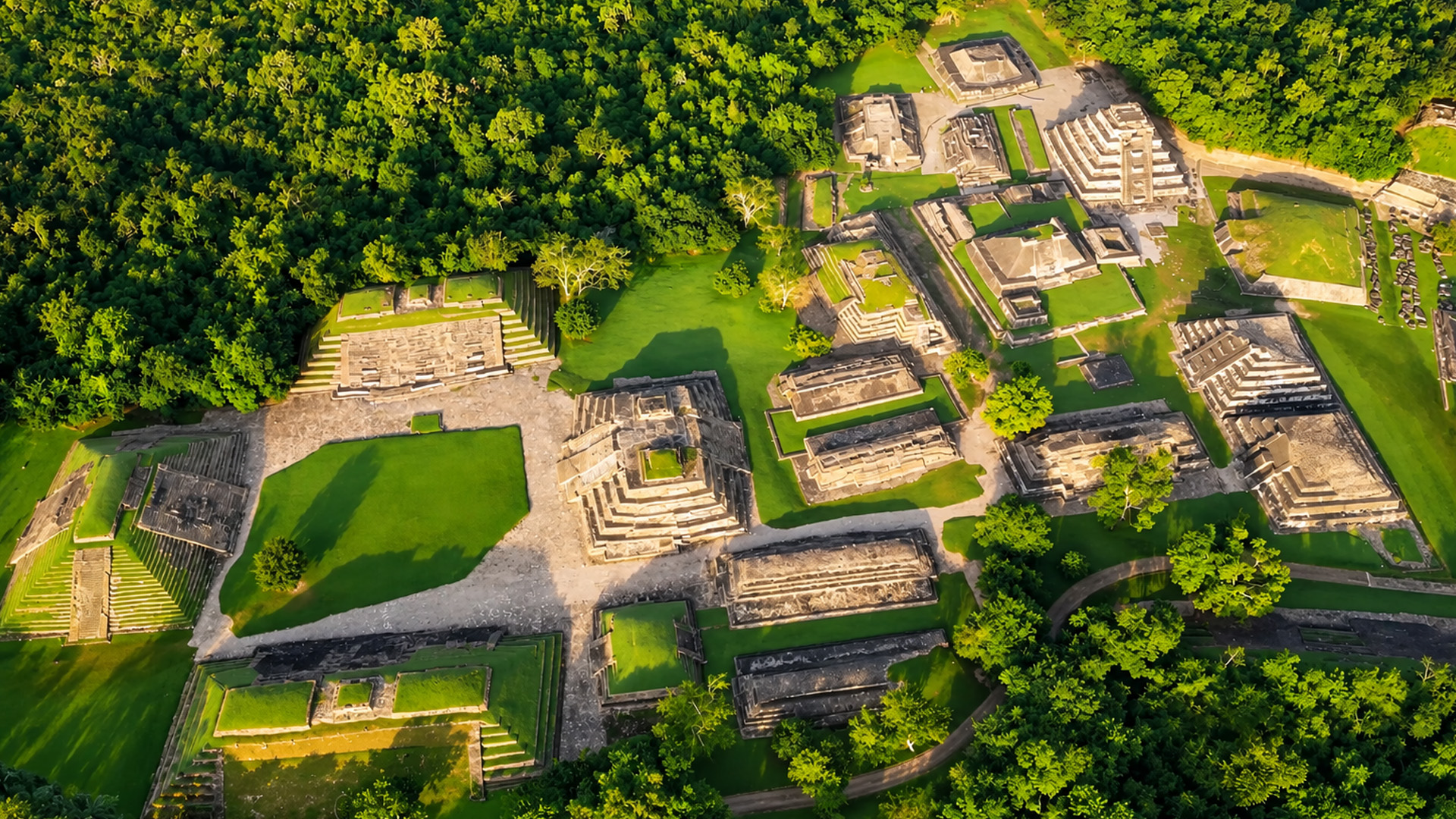 Sonsuz Yeşil Ormanın İçinde Kayıp Bir Maya Kenti