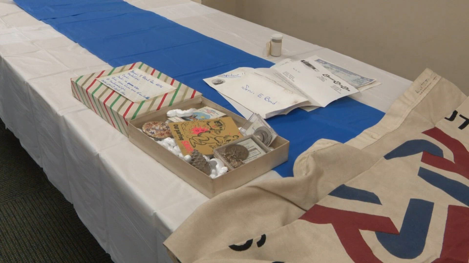 Maquoketa opens time capsule from 1976