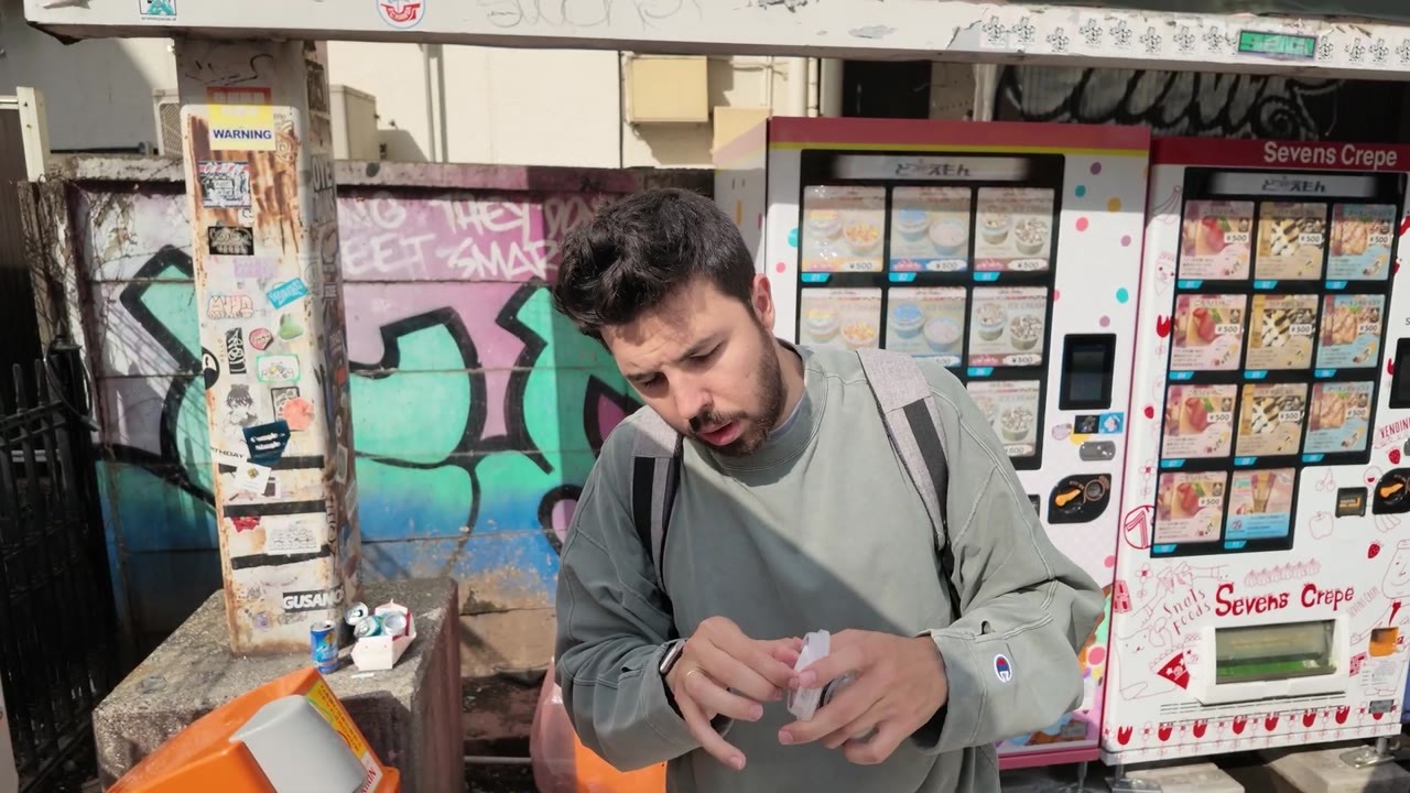 Un YouTuber prueba máquinas de crepes, helados y comida caliente en Japón