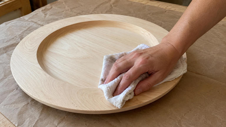 How to decorate wooden charger plates with paint splatter
