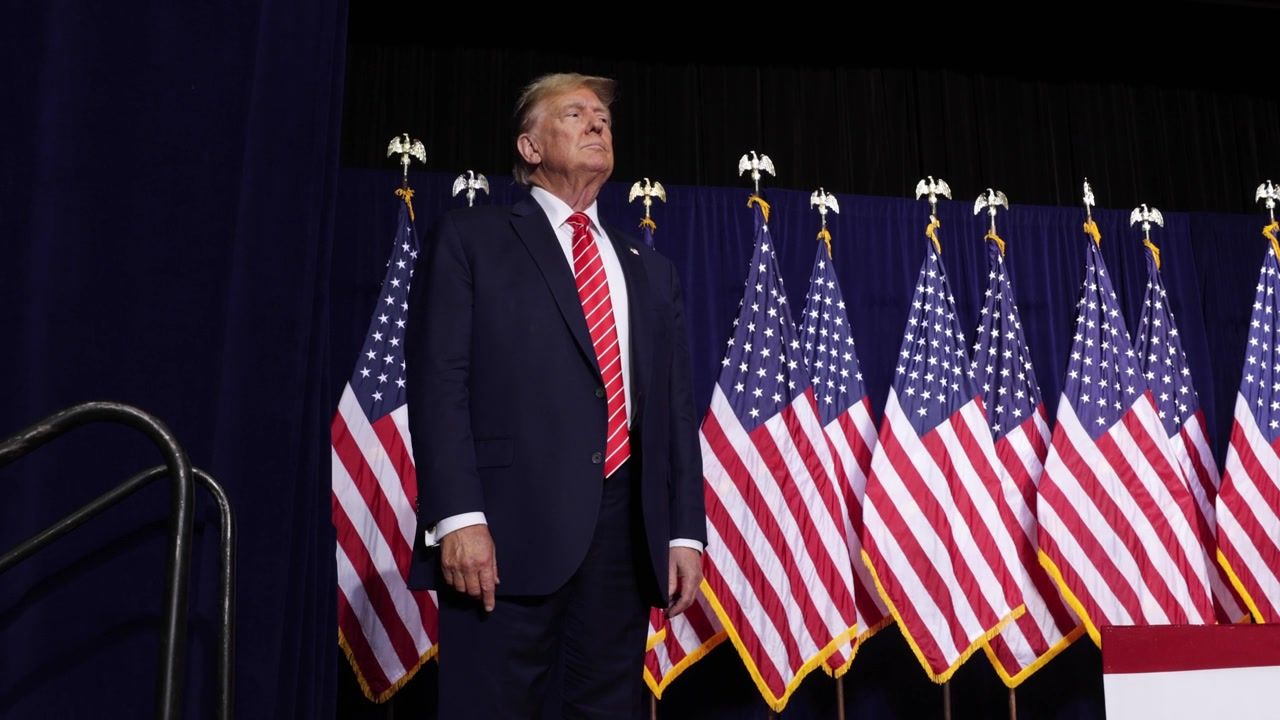 Trump sparks alarm as he immediately starts back up after unsettling glitch