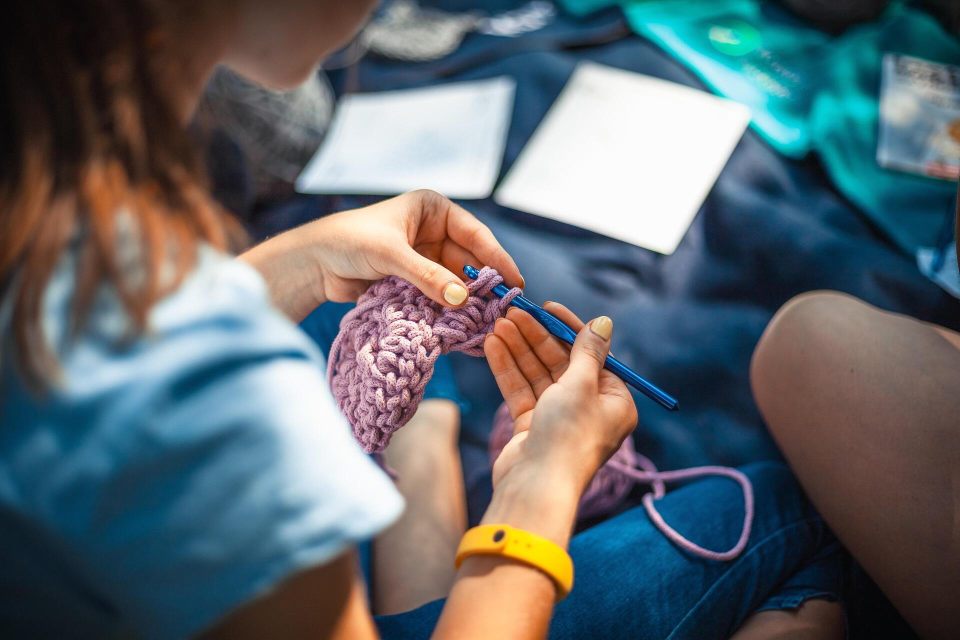 Stricken statt scrollen: Der Granny-Lifestyle passt perfekt zum Herbst