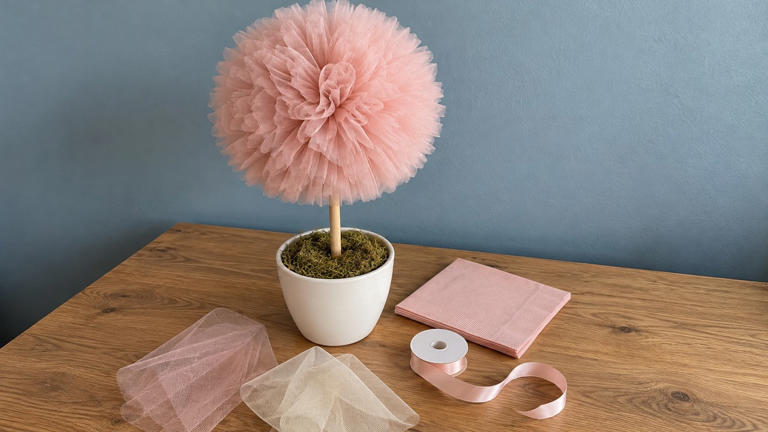 How to decorate a party table