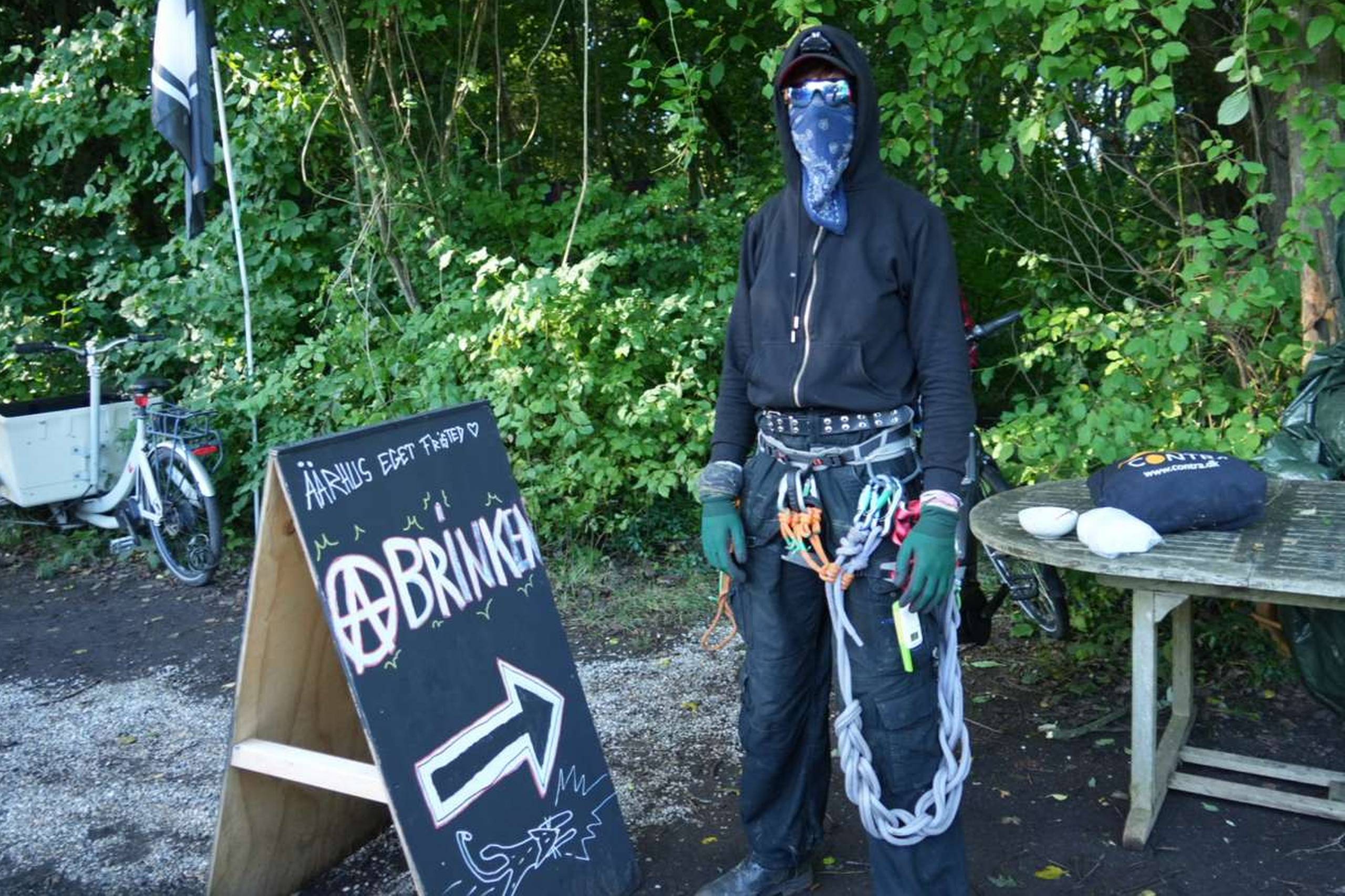 Unge blev fjernet fra bz-lejr med politi og kran: Nu vil rådmand have svar