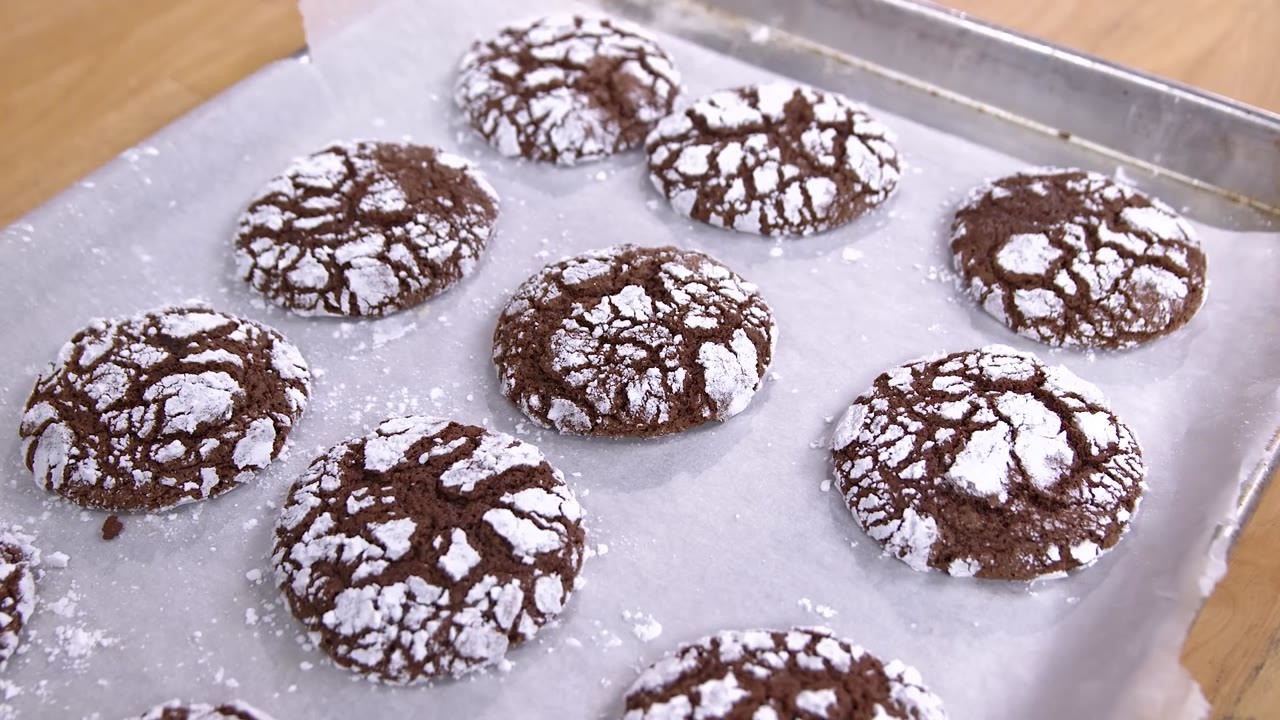 How to make classic chocolate crinkle cookies with rich cocoa and a ...