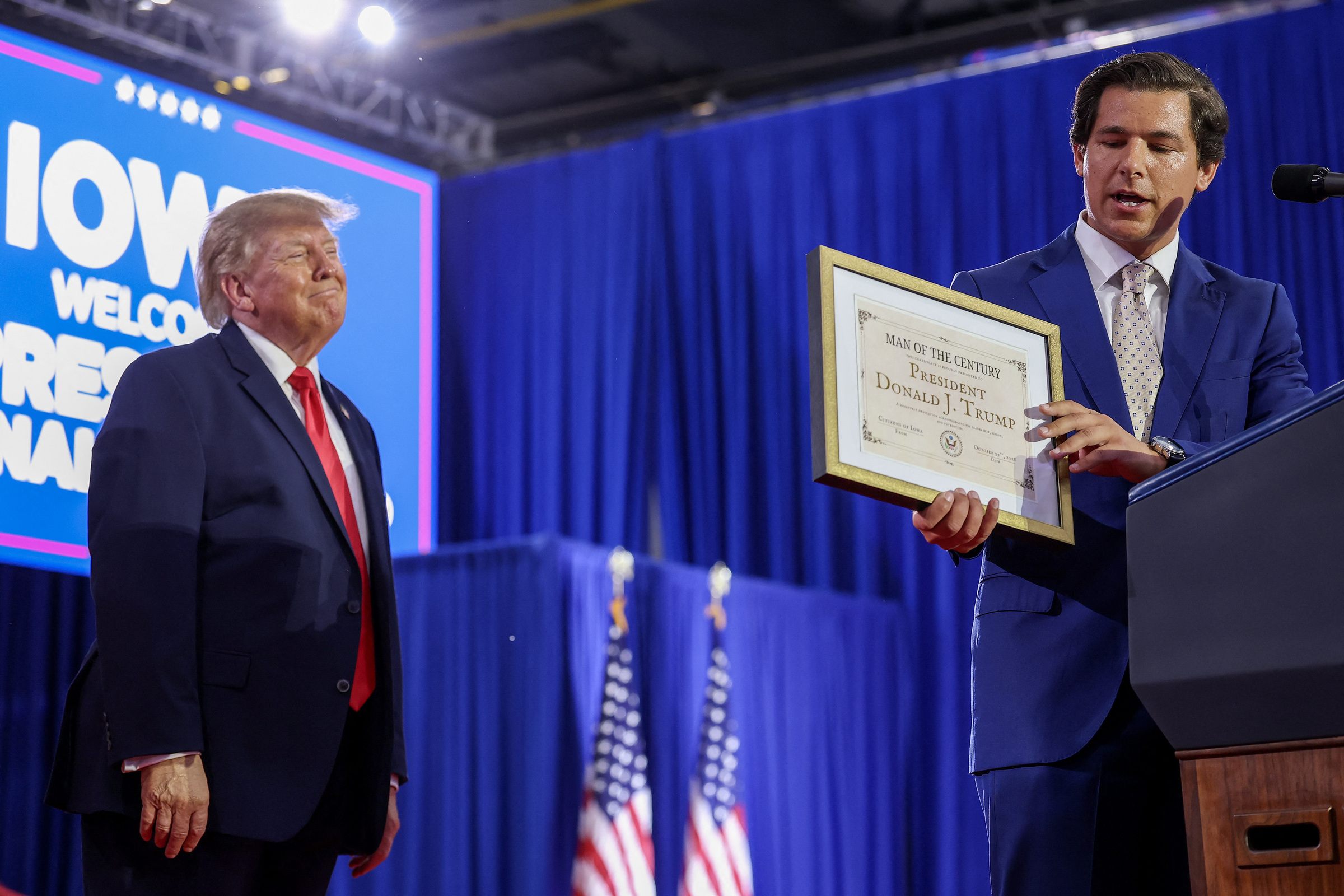 Ứng viên Cộng hòa trao danh hiệu 'Nhân vật của thế kỷ' cho ông Trump