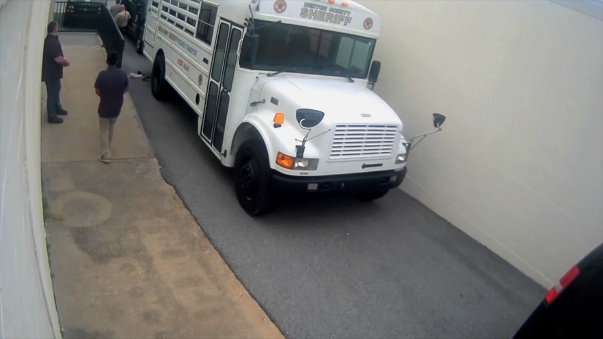 Man escapes courthouse in handcuffs | Court Cam