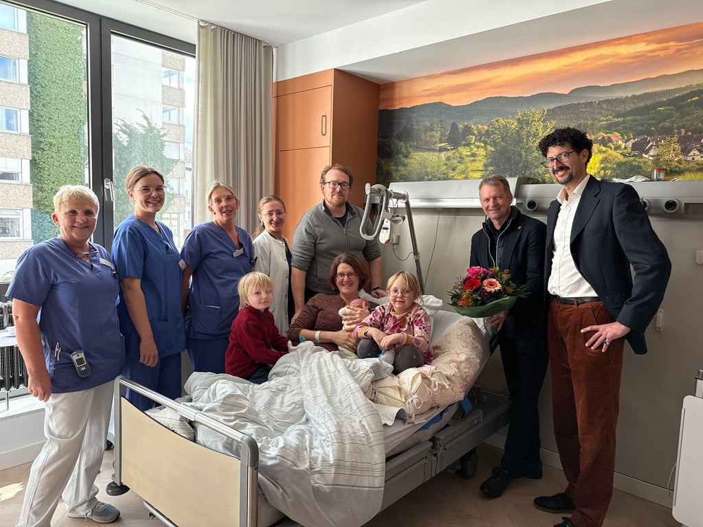 Kurz nach Jonathan Alexanders Geburt stehen Landrat und Klinik-Chef am Bett
