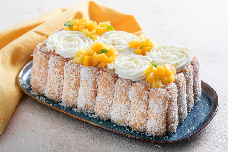 Exotic white chocolate dessert with Pavesini