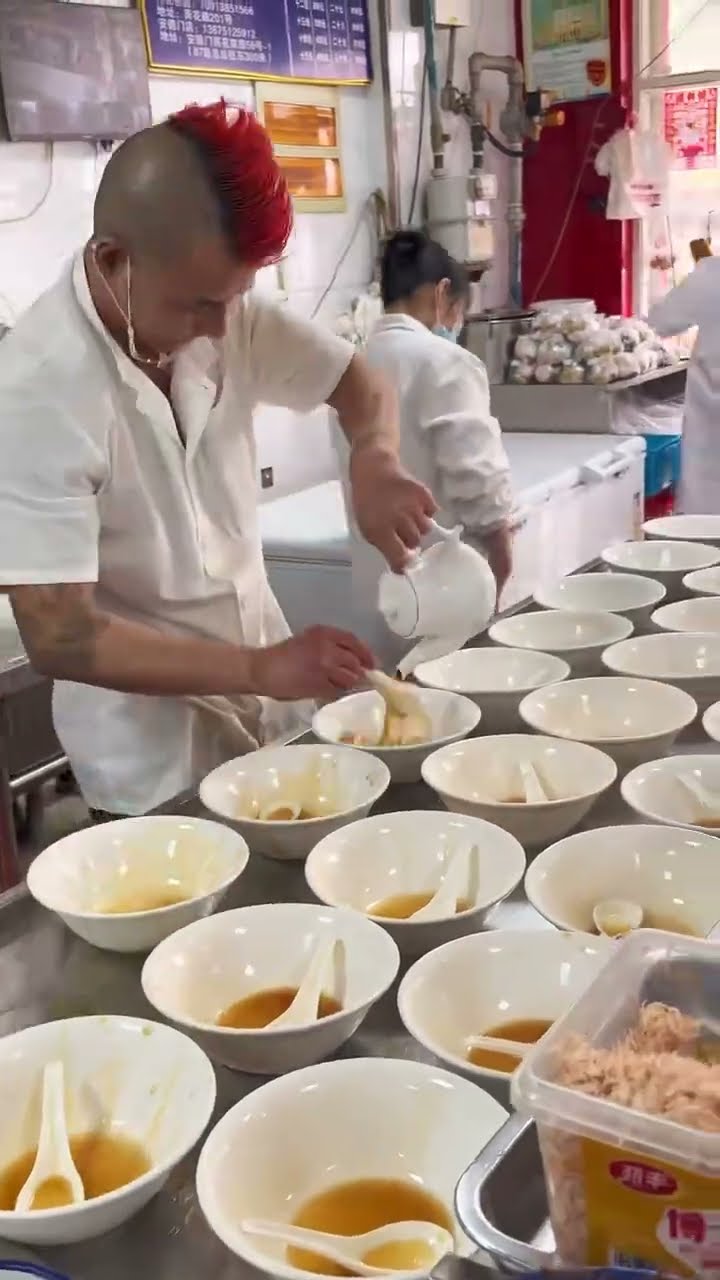 Have you ever seen wontons be prepared so fast? 🥣🤷🏽‍♂️
