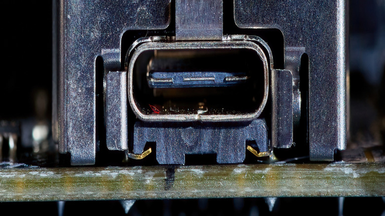 What does it mean when a USB port is teal?