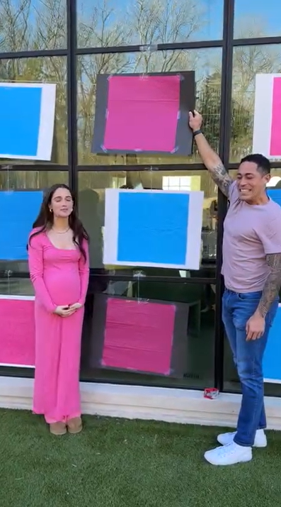 Couple uses tic-tac-toe for a baby gender reveal