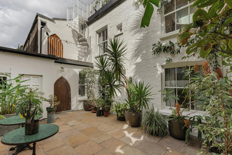 Hugh Grant's iconic blue door home from Notting Hill (1999) is for sale ...