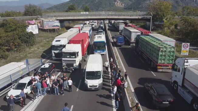 Via i blocchi, restano le code