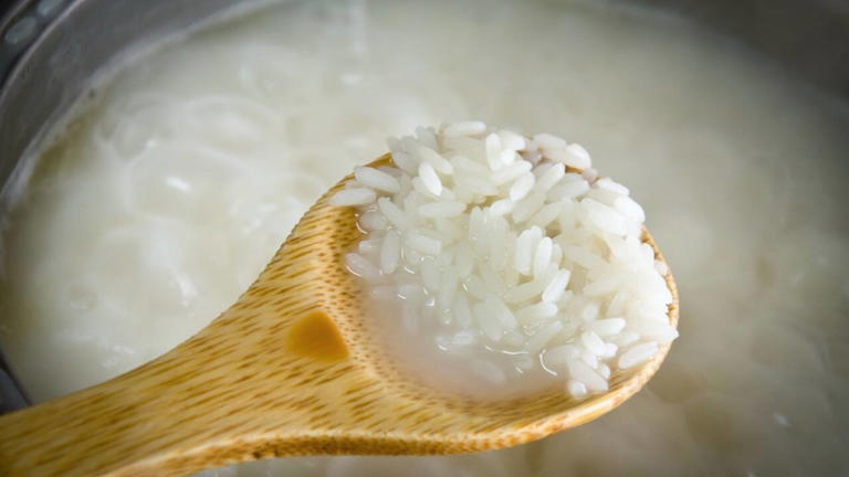How to make fluffy rice and the mistakes people make. Rinsing, soaking ...