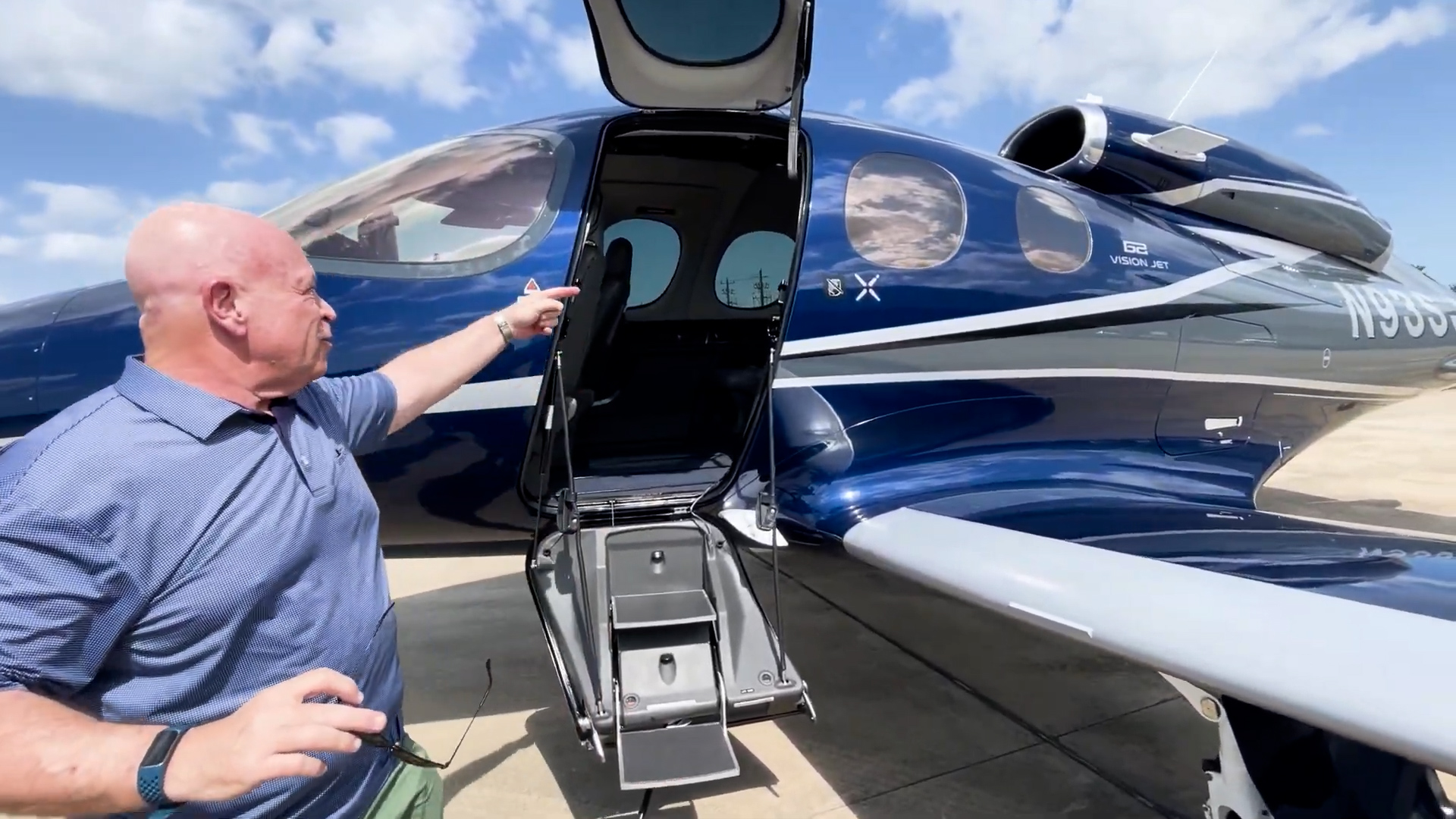 He recreates his exact real Cirrus Vision Jet flight in Microsoft ...