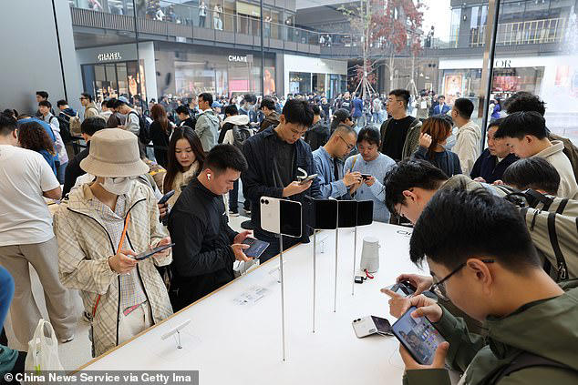 iPhone Duo goes on sale around the world: Huge queues form outside ...