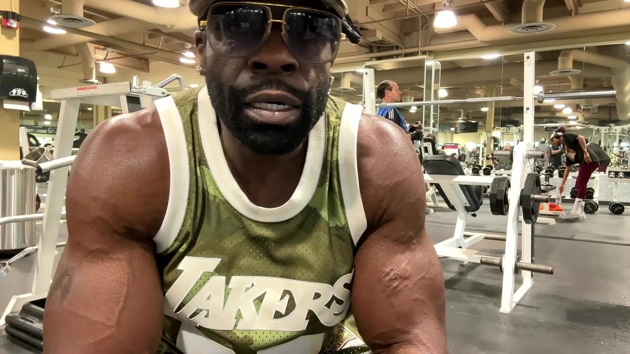 Kali Muscle shows 50 Cent his favorite tricep exercise