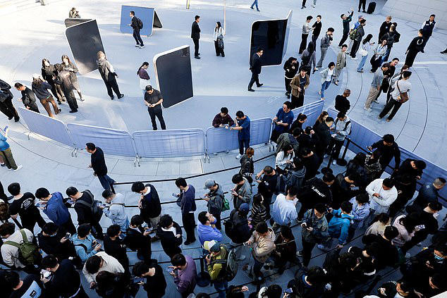 iPhone Duo goes on sale around the world: Huge queues form outside ...