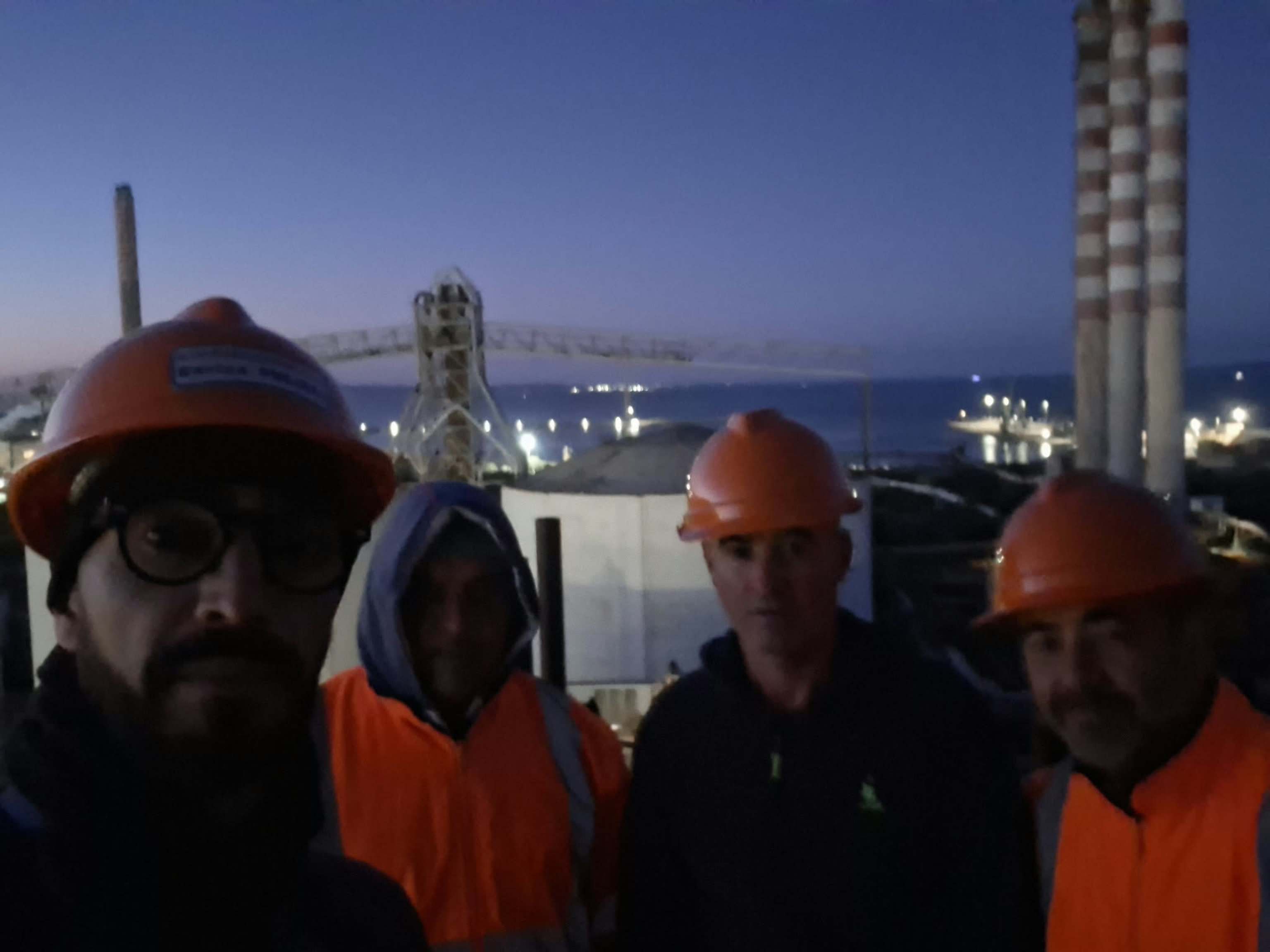Eurallumina, prima notte a 60 metri per operai, attesa per vertice al Mimit