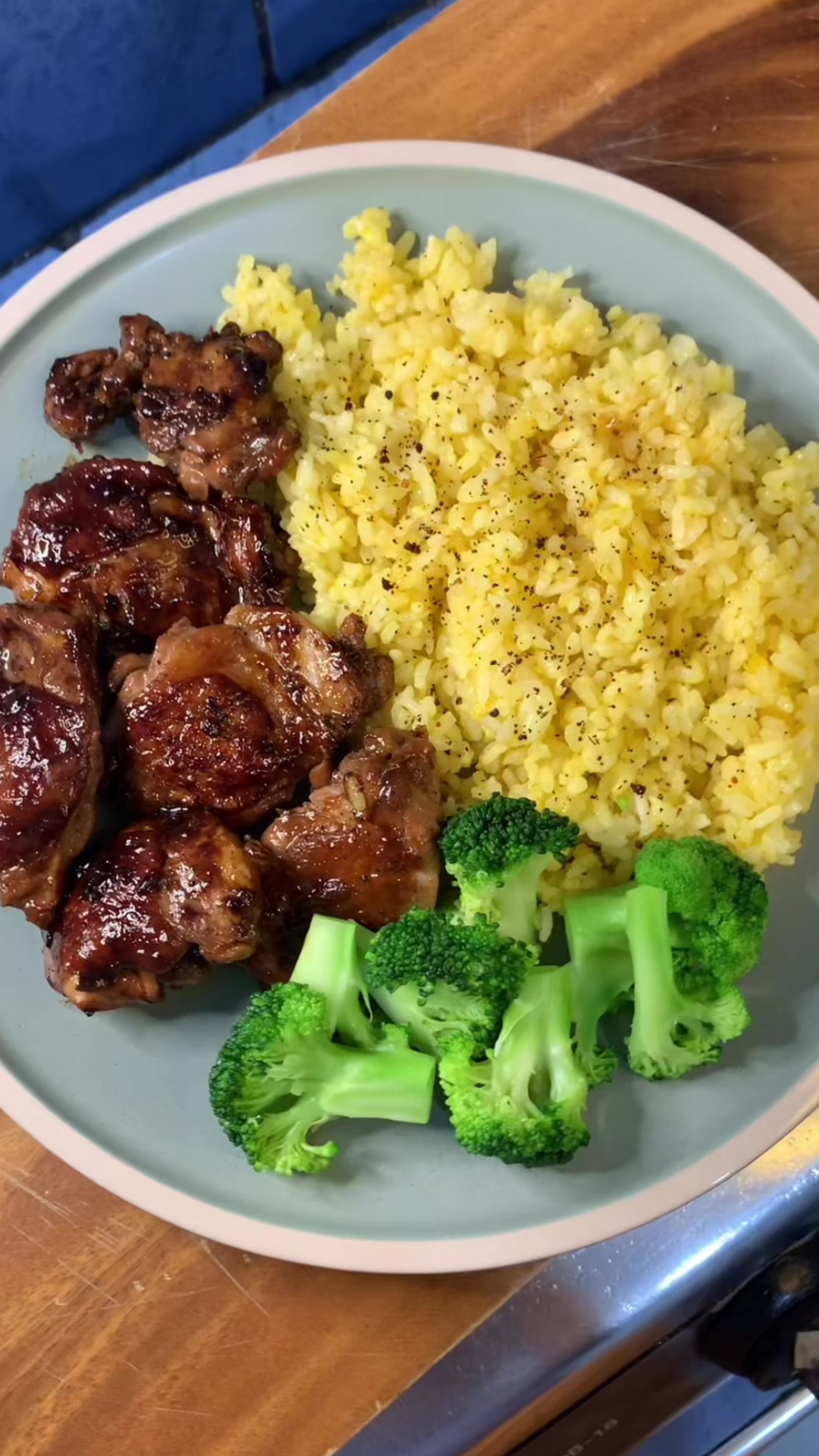 How to make a delicious chicken and rice bowl with broccoli