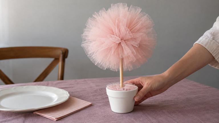 How to decorate a party table
