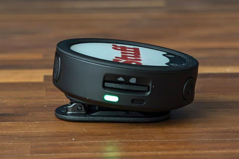 A fun E-ink screen makes this wireless mic a must-buy for creatives