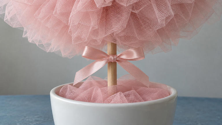 How to decorate a party table