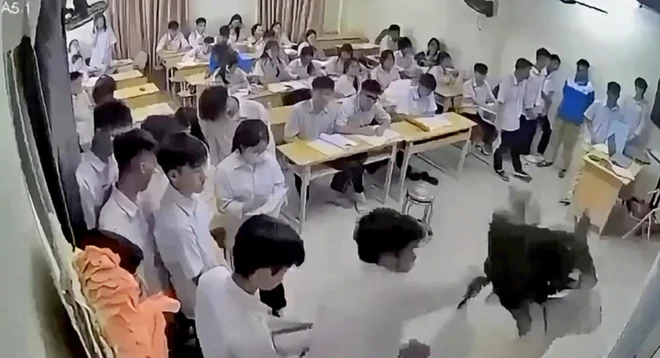 Học trò hành hung thầy cô, đừng để chữ nhân văn bị hiểu sai