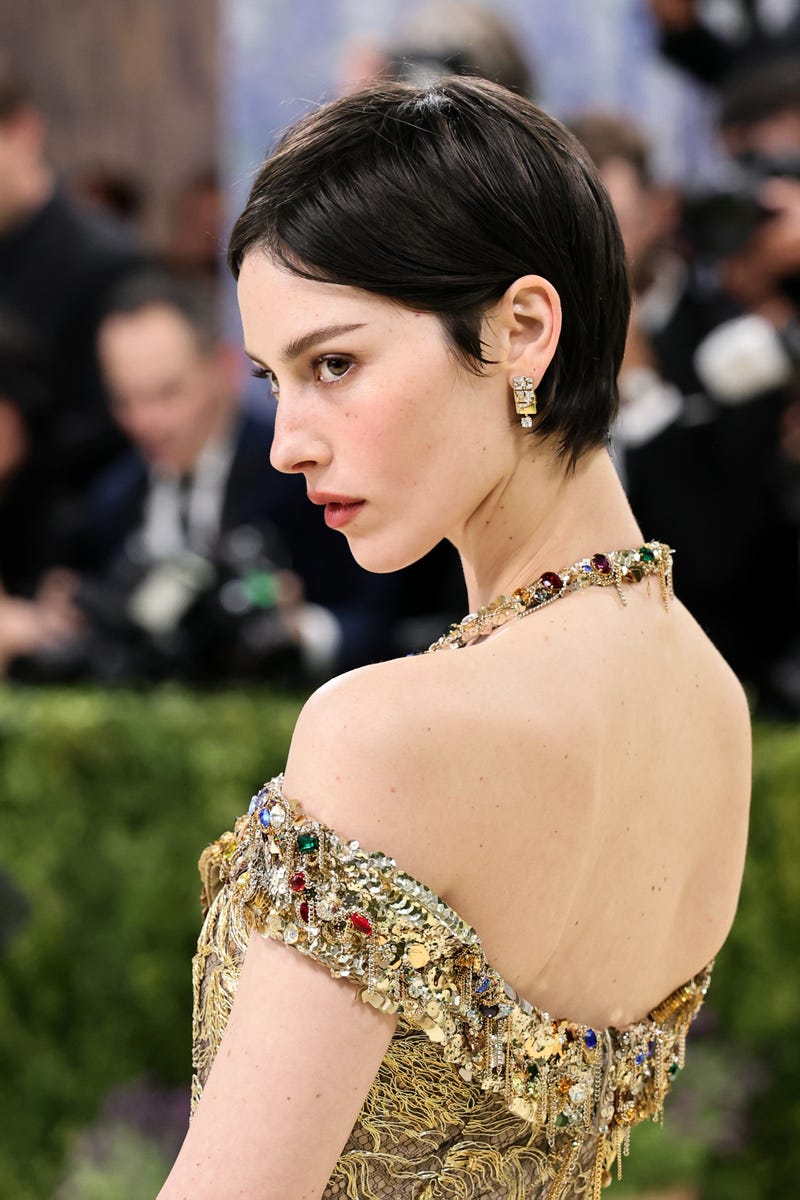 The power pixie is the trending winter haircut that gives volume and ...