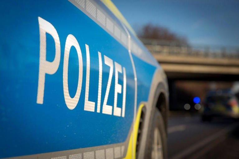 Jugendliche werfen Feuerwerkskörper von einer Brücke auf die A96
