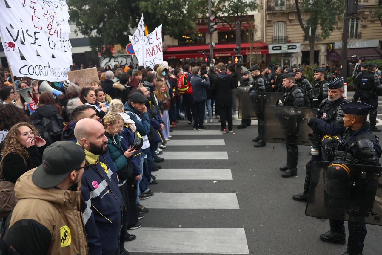 French contraction has slowed Eurozone expansion, surveys show