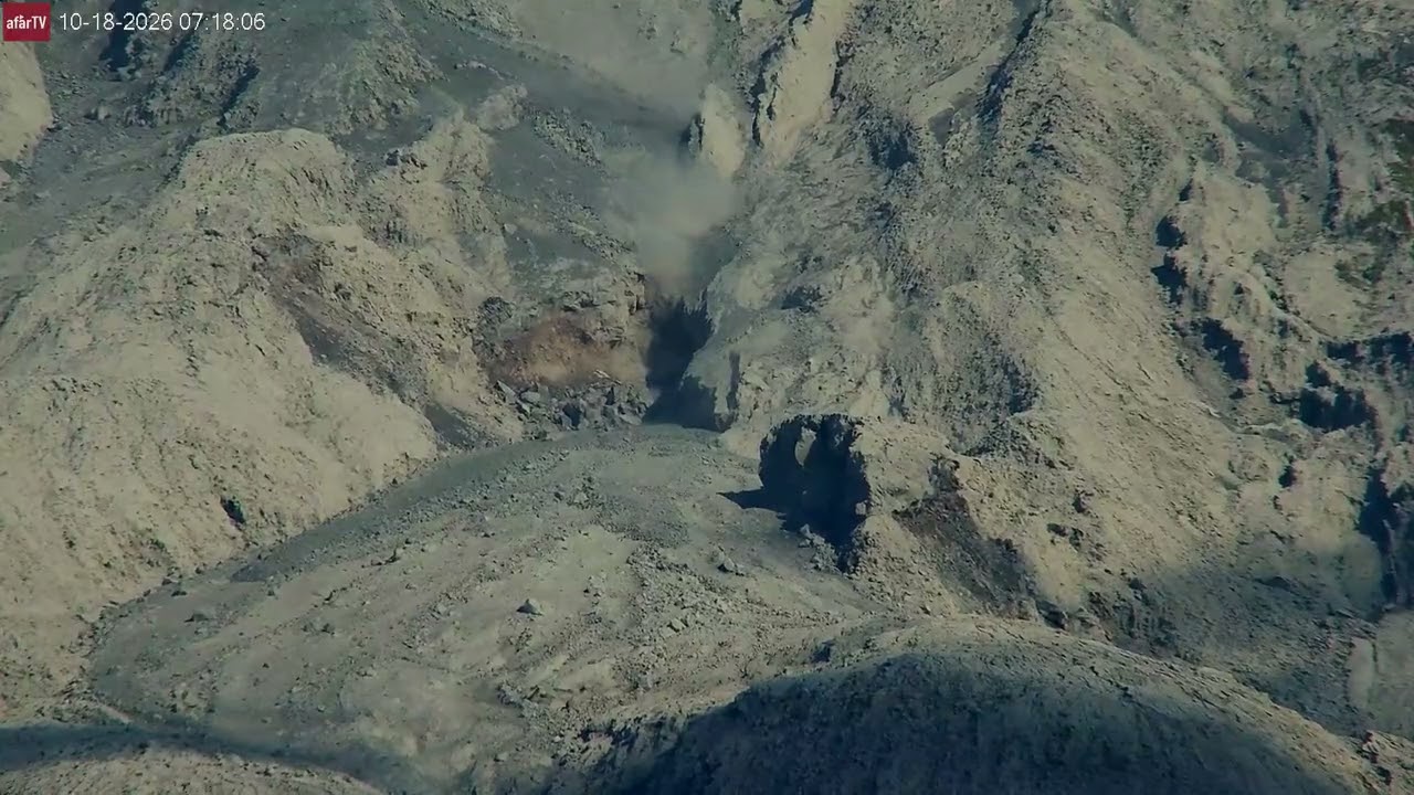 Watch car-sized boulder tumble down Semeru volcano