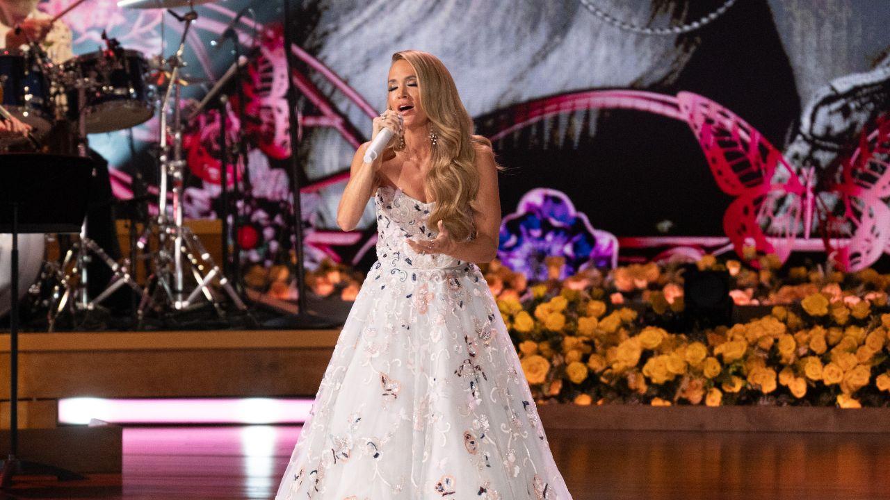 'Frightening' Carrie Underwood dragged by critics over her spray tan ...