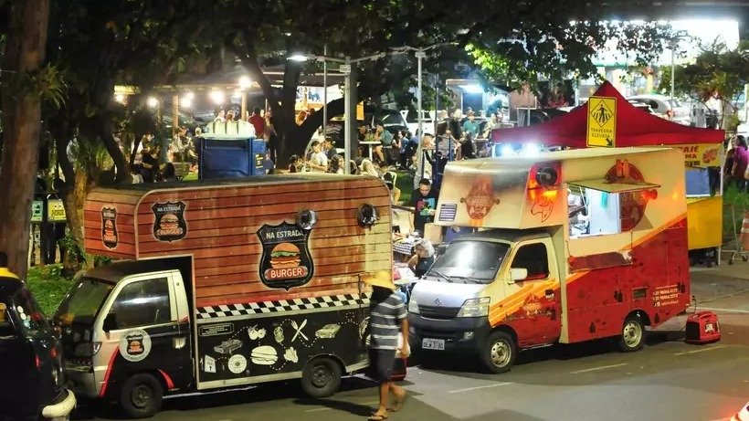 Nova lei em BH libera venda de espetinhos e hambúrgueres em food trucks