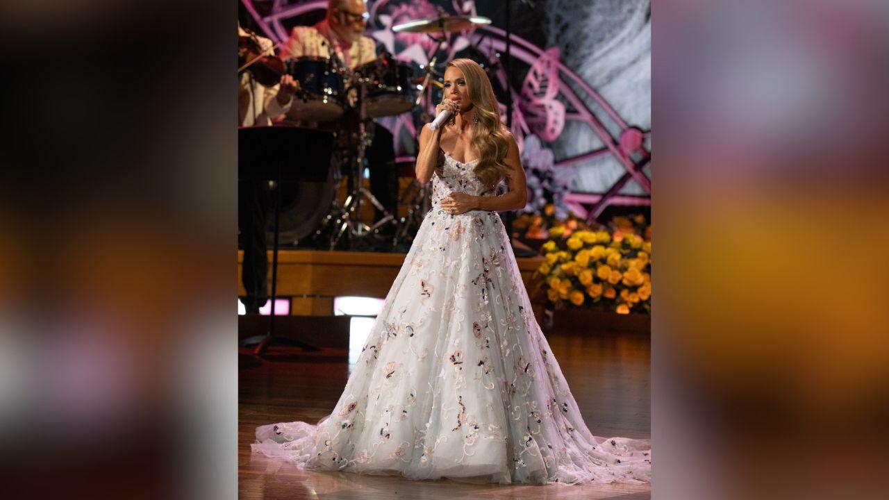 'Frightening' Carrie Underwood dragged by critics over her spray tan ...