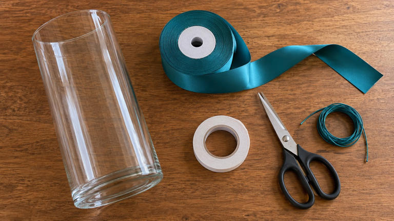 How to decorate a glass vase with twisted ribbon