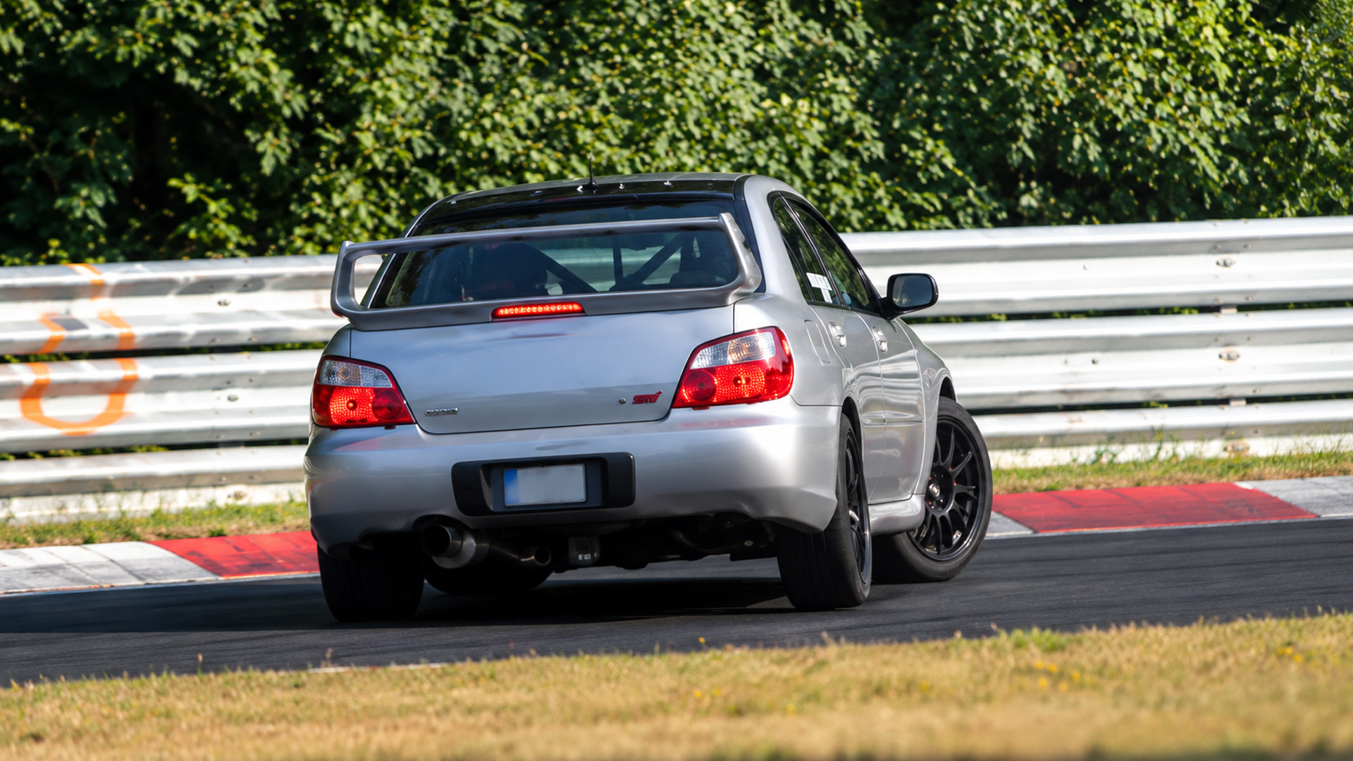 Subaru Impreza suddenly spins out on Nürburgring track