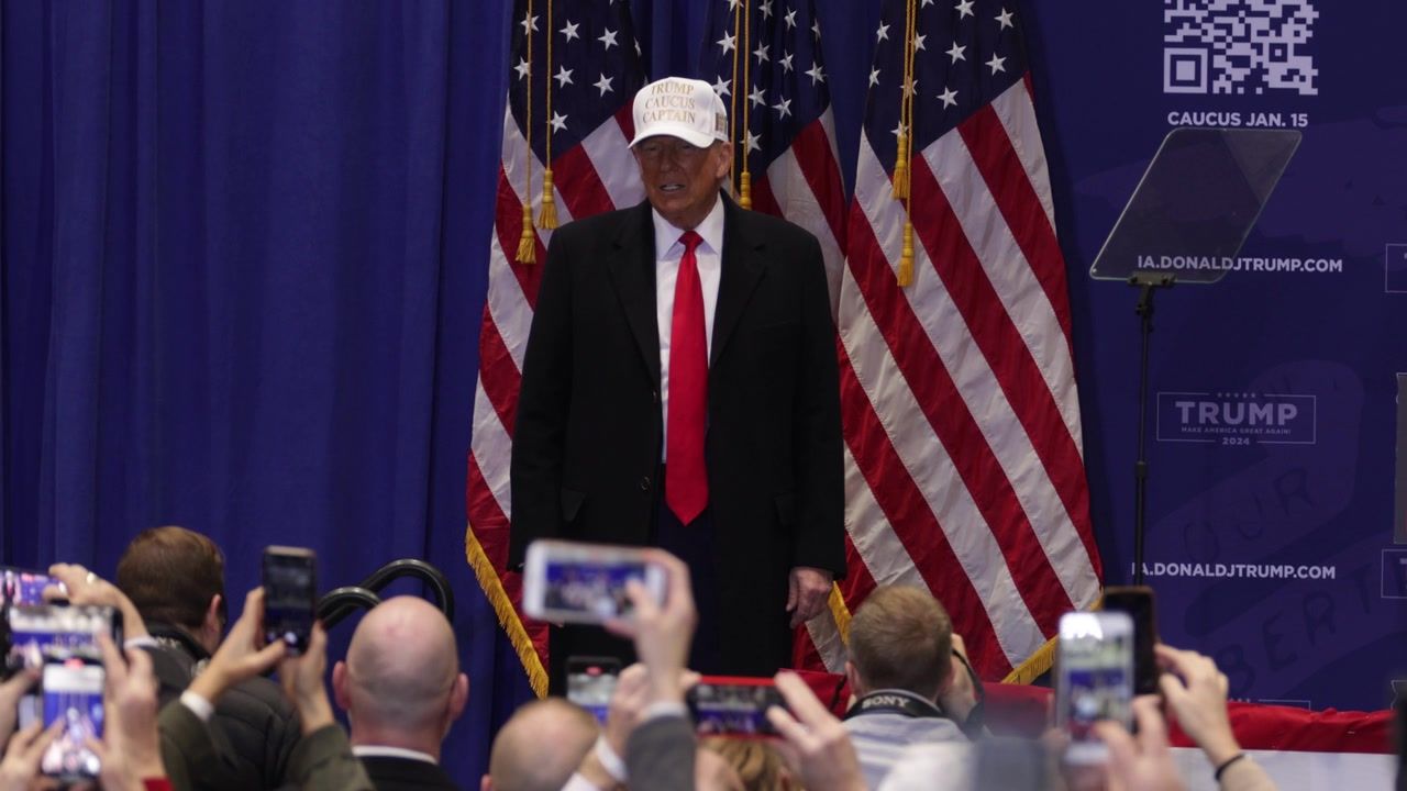 Donald Trump can't help but fawn over body of former football player at ...