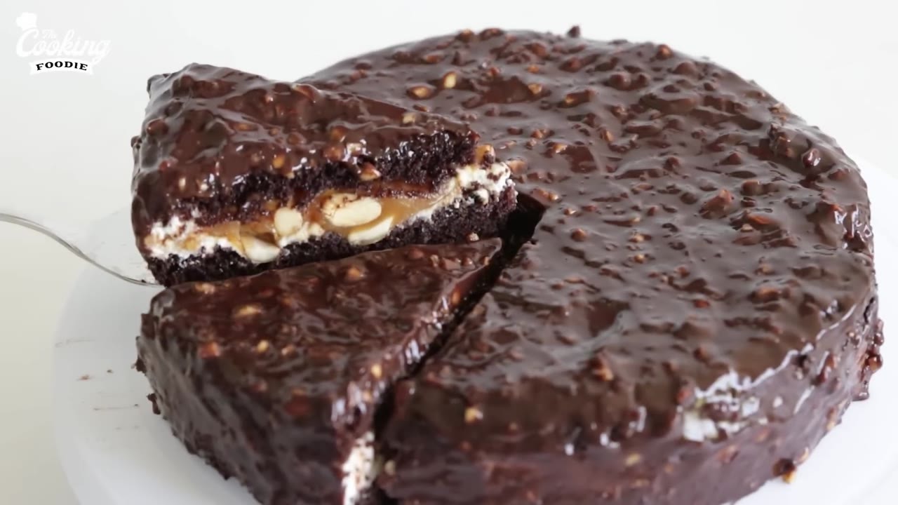 Cutting into a Snickers cake revealed a dessert built for chocolate fans