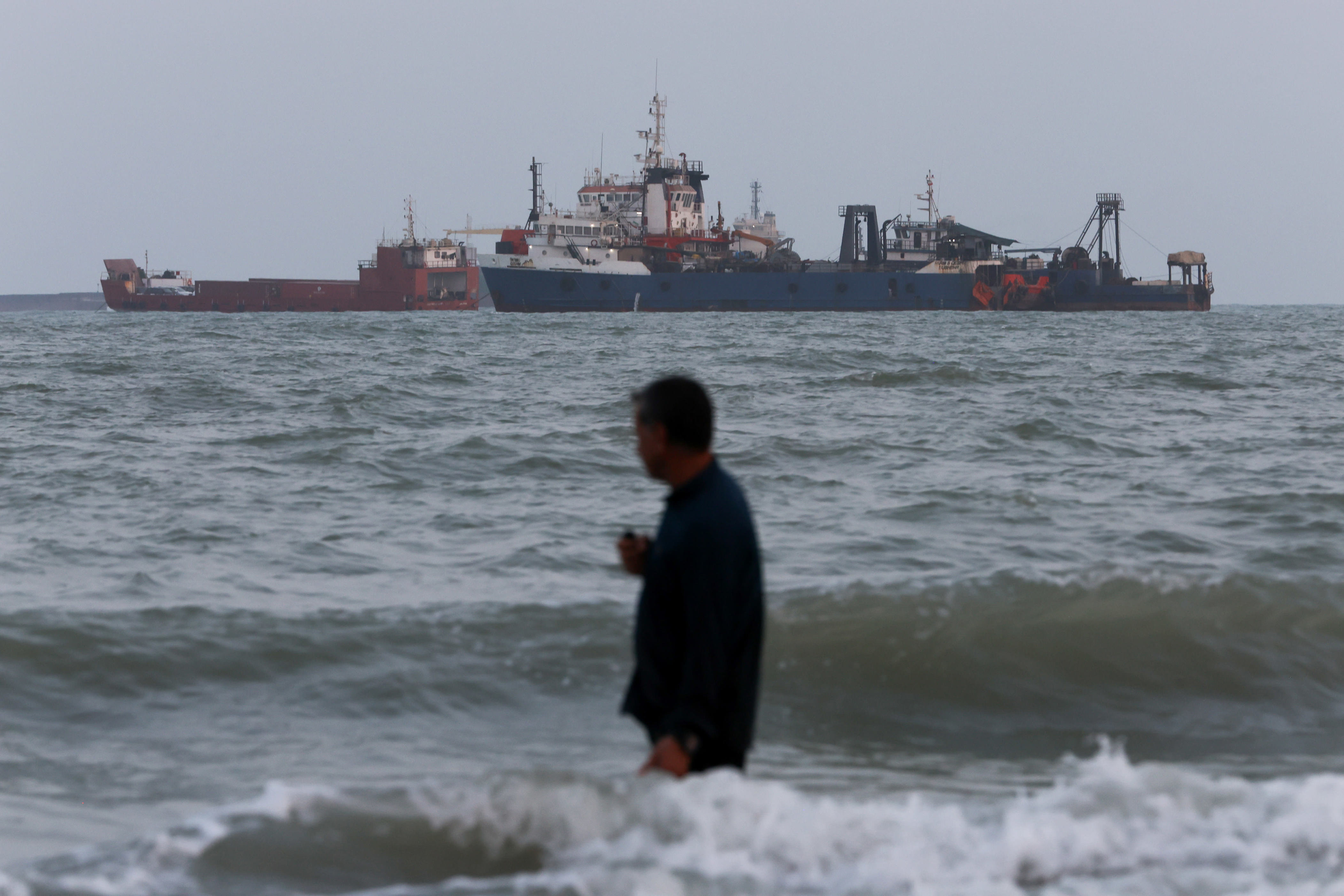 Iran threatens to sever Gulf internet cables in retaliation for renewed ...
