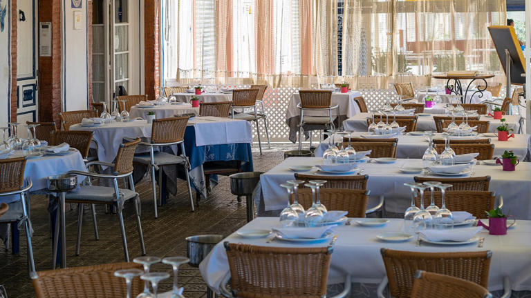 Server finds phone after teens allegedly dine and dash on $300 tab ...