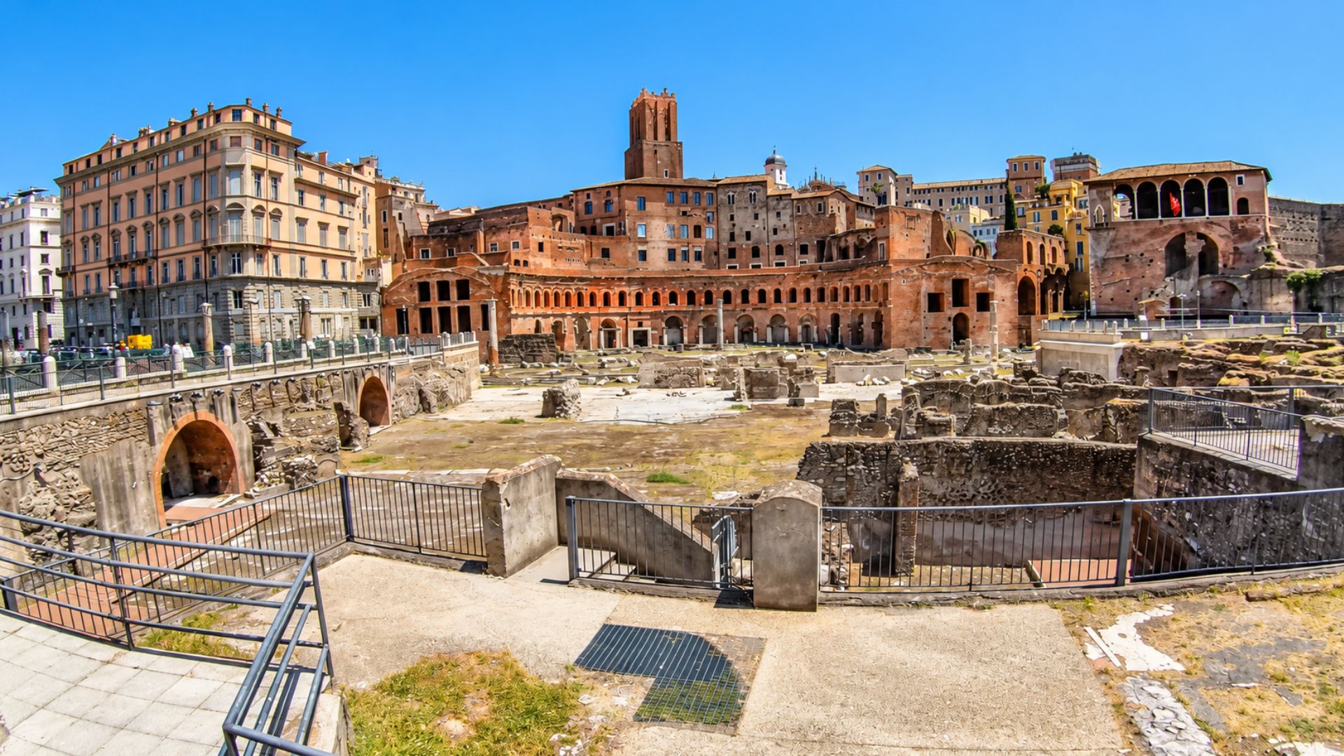 Que peut-on découvrir parmi les ruines du marché de Trajan?